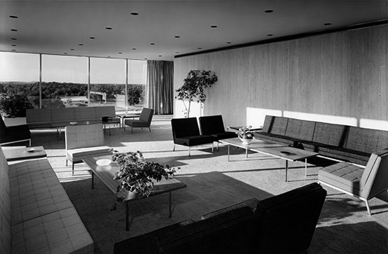 Employee’s lounge area, Connecticut General Life Insurance Company Offices, Hartford, c. 1950 Photo: Smithsonian Archives, Authors on Architecture: Araujo on Knoll