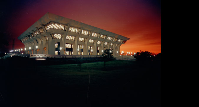 Pacific Mutual Insurance Co. West Coast Headquarters in Newport Beach by William L. Pereira & Associates (1972). Photo: Wayne Thom Collection, USC Libraries Special Collections, University of Southern California., Authors on Architecture: Bills on Thom