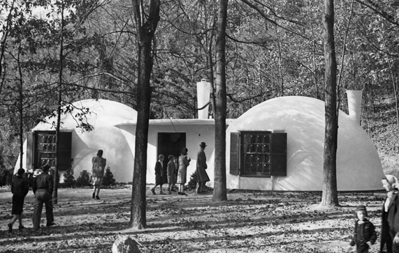 Visitors at the Falls Church, VA, bubble houses in 1942 Photo: The Huntington Library, Art Collections, and Botanical Gardens. (Princeton Architectural Press), No Nails, No Lumber